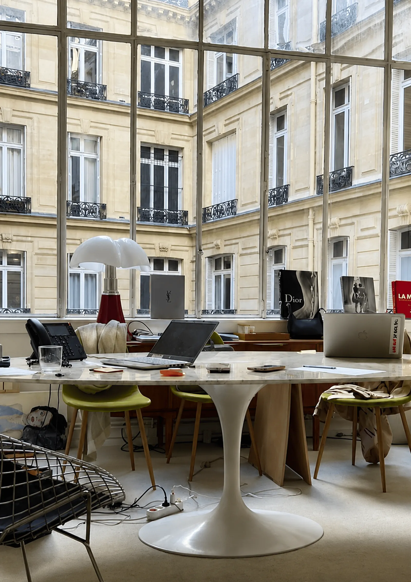 Espace de travail ouvert devant des façades haussmanniennes