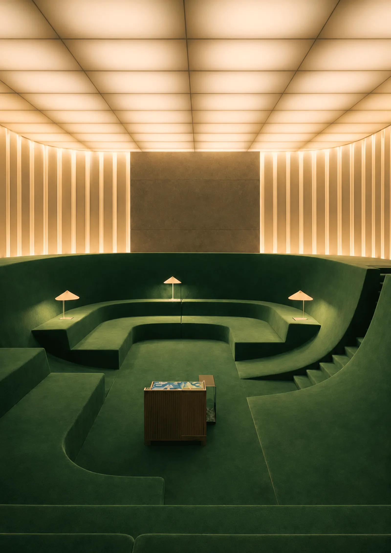 Amphithéâtre aux gradins verts, éclairage en bandes lumineuses