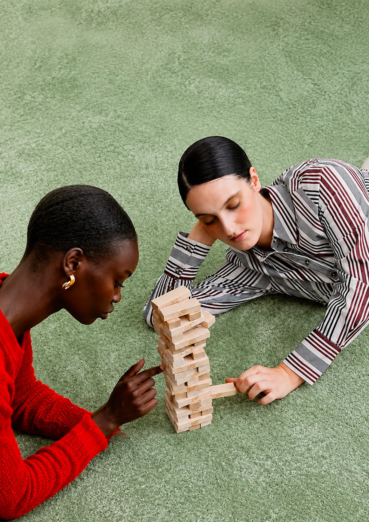 Énergie et lucidité : deux joueuses face à une tour de Jenga, série Direction