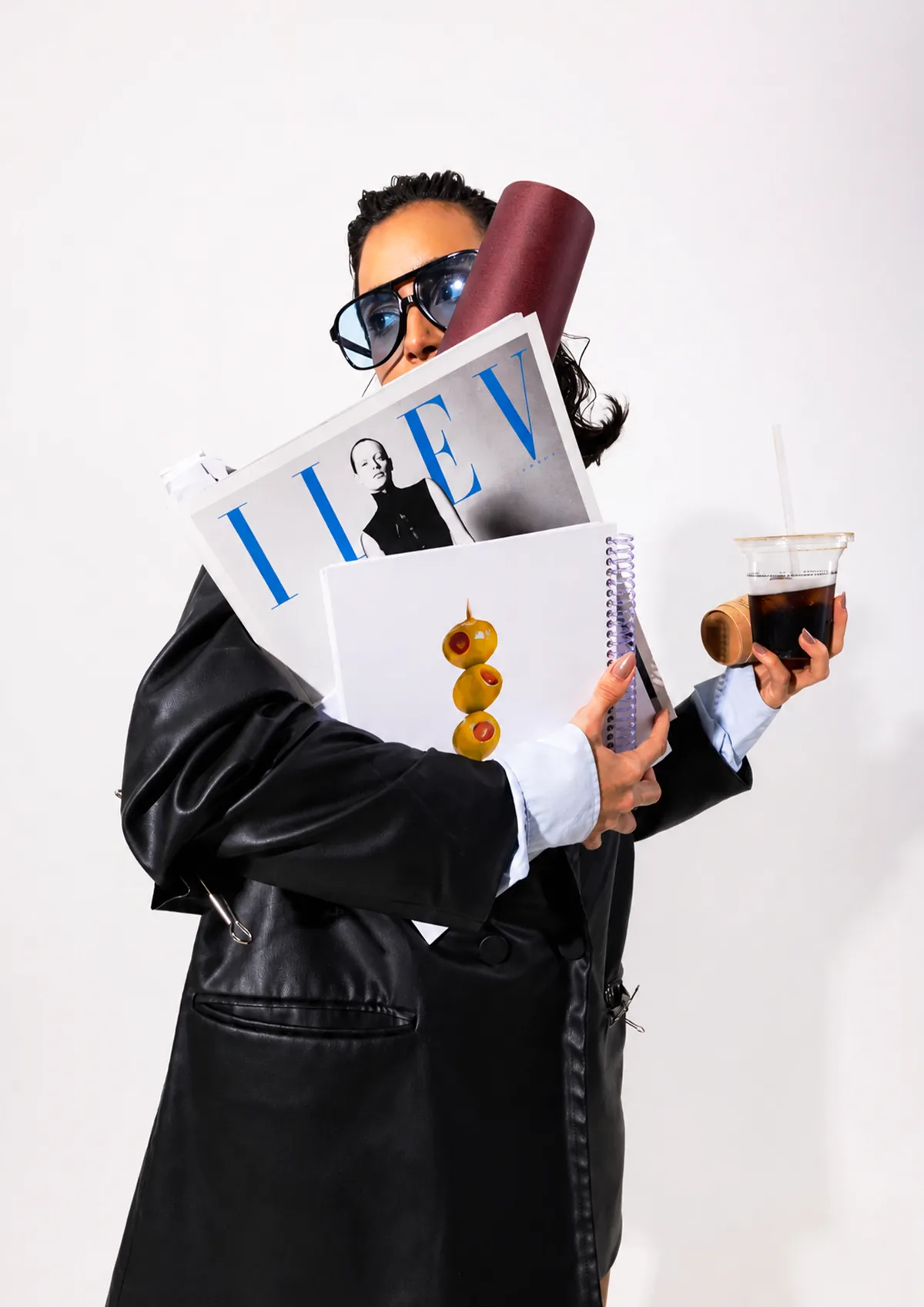 Personne chargée de magazines, dossiers et café, série Management